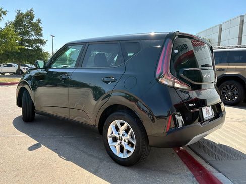 Used 2025 Kia Soul LX w/ LX Technology Package FWD image 8