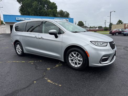 Used 2023 Chrysler Pacifica Touring-L FWD image 1