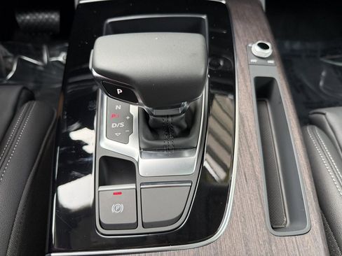 Used 2024 Audi Q5 e Premium w/ Convenience Package image 25