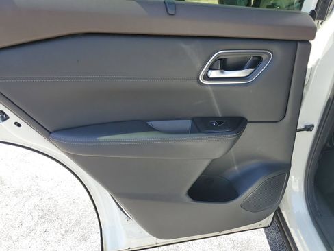 Used 2023 Nissan Rogue Platinum FWD image 12