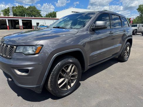 Used 2017 Jeep Grand Cherokee Laredo 75th Anniversary AWD/4WD image 9