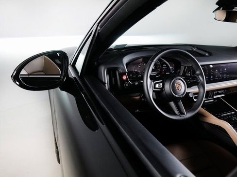 Used 2025 Porsche Cayenne image 23