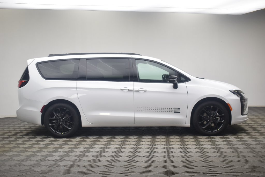 New 2027 Chrysler Pacifica Select FWD image 3