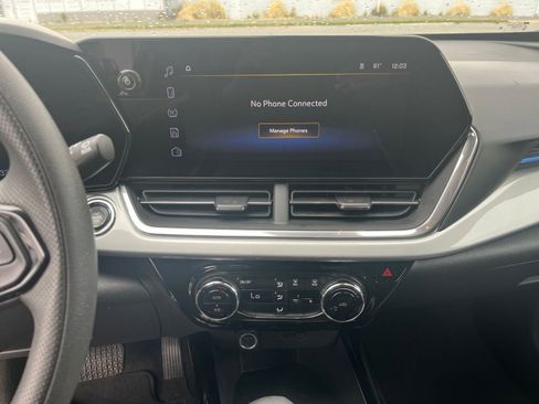 Used 2025 Chevrolet Trax LT FWD image 17