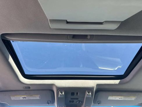 Used 2015 Chevrolet Suburban LTZ RWD image 19