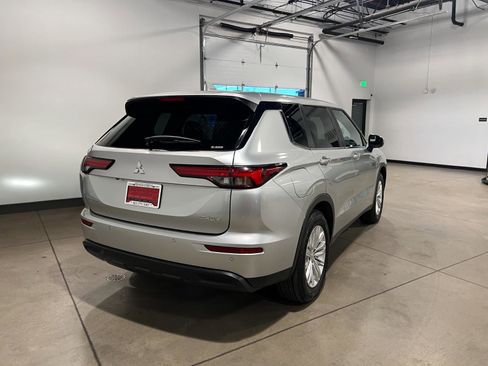 Used 2025 Mitsubishi Outlander ES AWD/4WD image 3