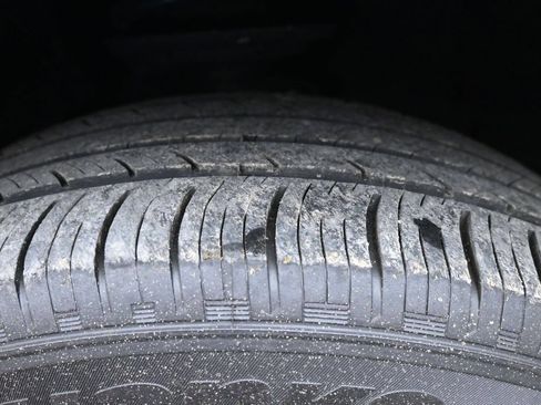 Used 2024 Ford Explorer XLT AWD/4WD image 2