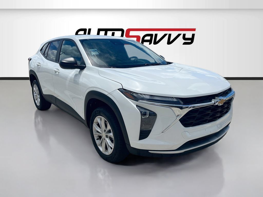 Used 2025 Chevrolet Trax LS w/ Driver Confidence Package FWD image 1
