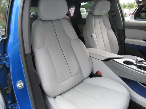 Used 2025 Cadillac Optiq Luxury 2 AWD/4WD image 10