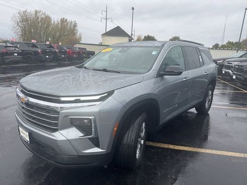 Used 2025 Chevrolet Traverse LT image 7