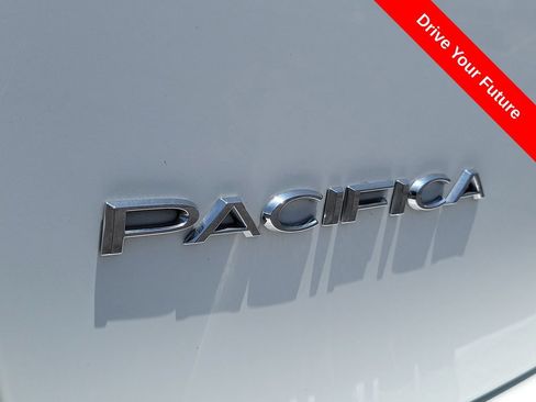 Used 2023 Chrysler Pacifica Touring-L FWD image 28