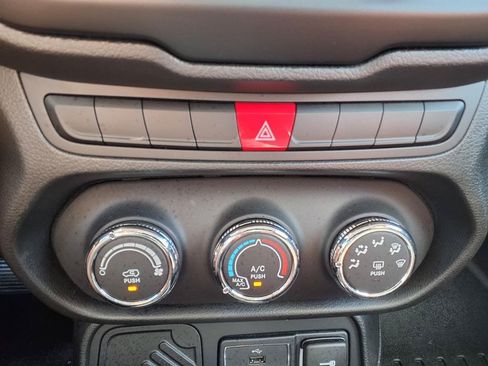 Used 2015 Jeep Renegade Latitude FWD image 24