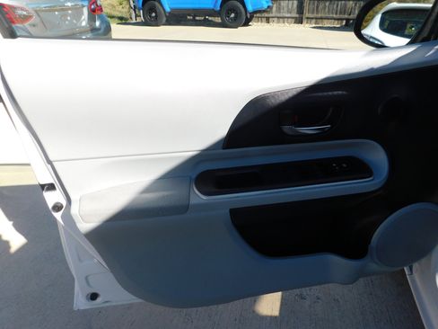 Used 2014 Toyota Prius C One image 16