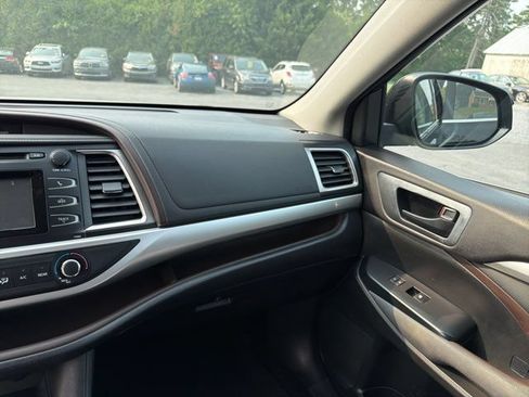 Used 2016 Toyota Highlander LE FWD image 30