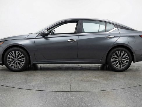 Used 2025 Nissan Altima 2.5 SV FWD image 4