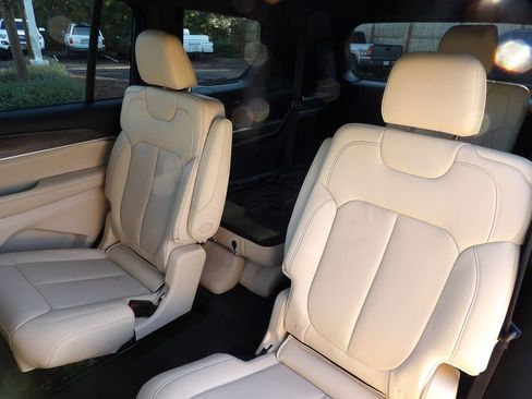 Used 2023 Jeep Grand Cherokee L Limited w/ Trailer Tow Group (B) image 21