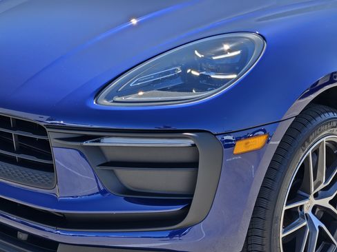 Certified 2026 Porsche Macan AWD/4WD image 12