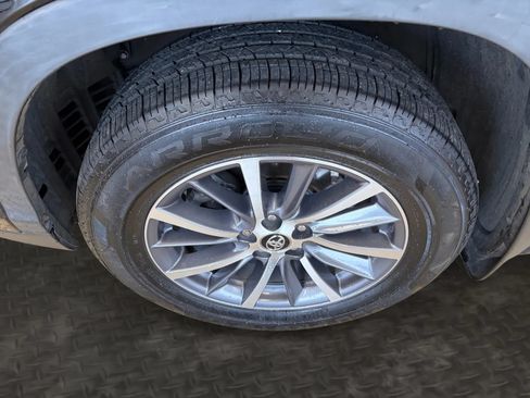 Used 2019 Toyota Highlander XLE AWD/4WD image 38