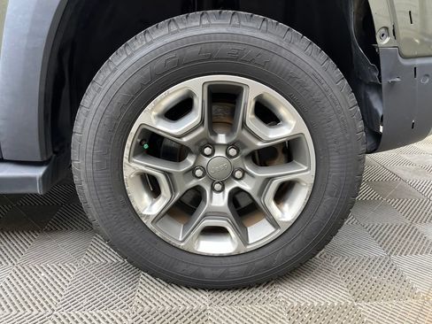 Used 2019 Jeep Cherokee Trailhawk AWD/4WD image 6