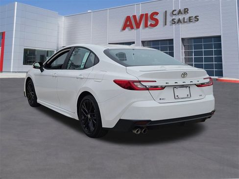 Used 2025 Toyota Camry SE image 3