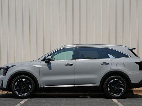 Used 2025 Kia Sorento S w/ Panoramic Sunroof Package FWD image 8