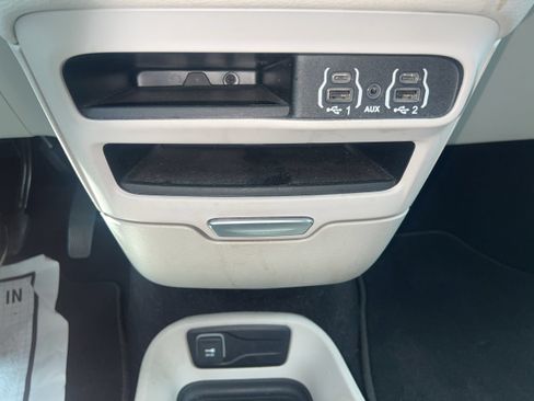 Used 2023 Chrysler Pacifica Touring-L FWD image 14