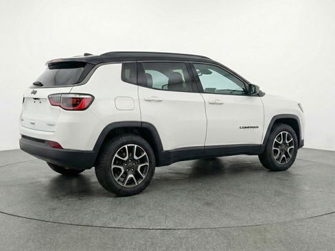 Used 2025 Jeep Compass Trailhawk image 9