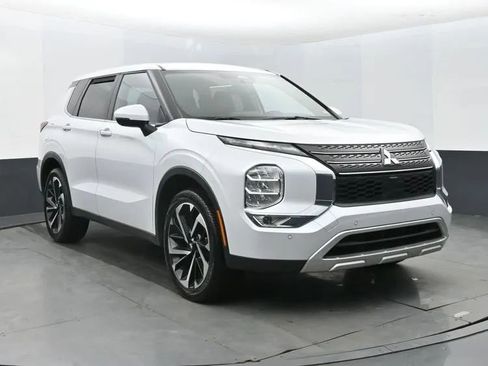 Used 2024 Mitsubishi Outlander FWD image 2