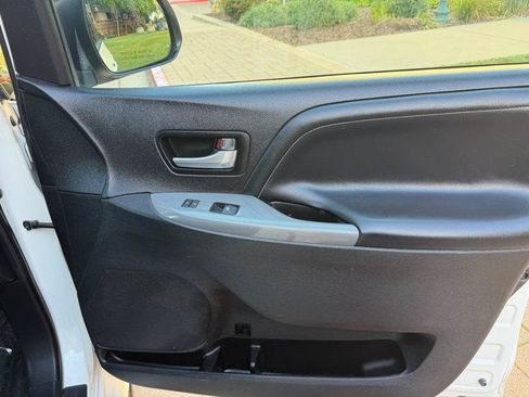 Used 2015 Toyota Sienna SE Premium FWD image 54