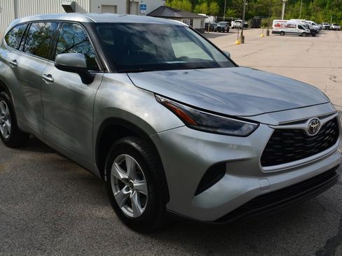 Used 2021 Toyota Highlander L AWD/4WD image 4