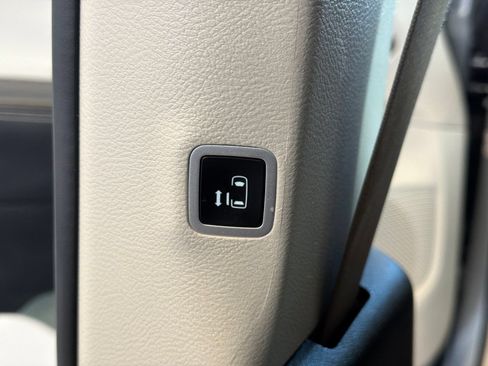 Used 2023 Chrysler Voyager LX FWD image 18