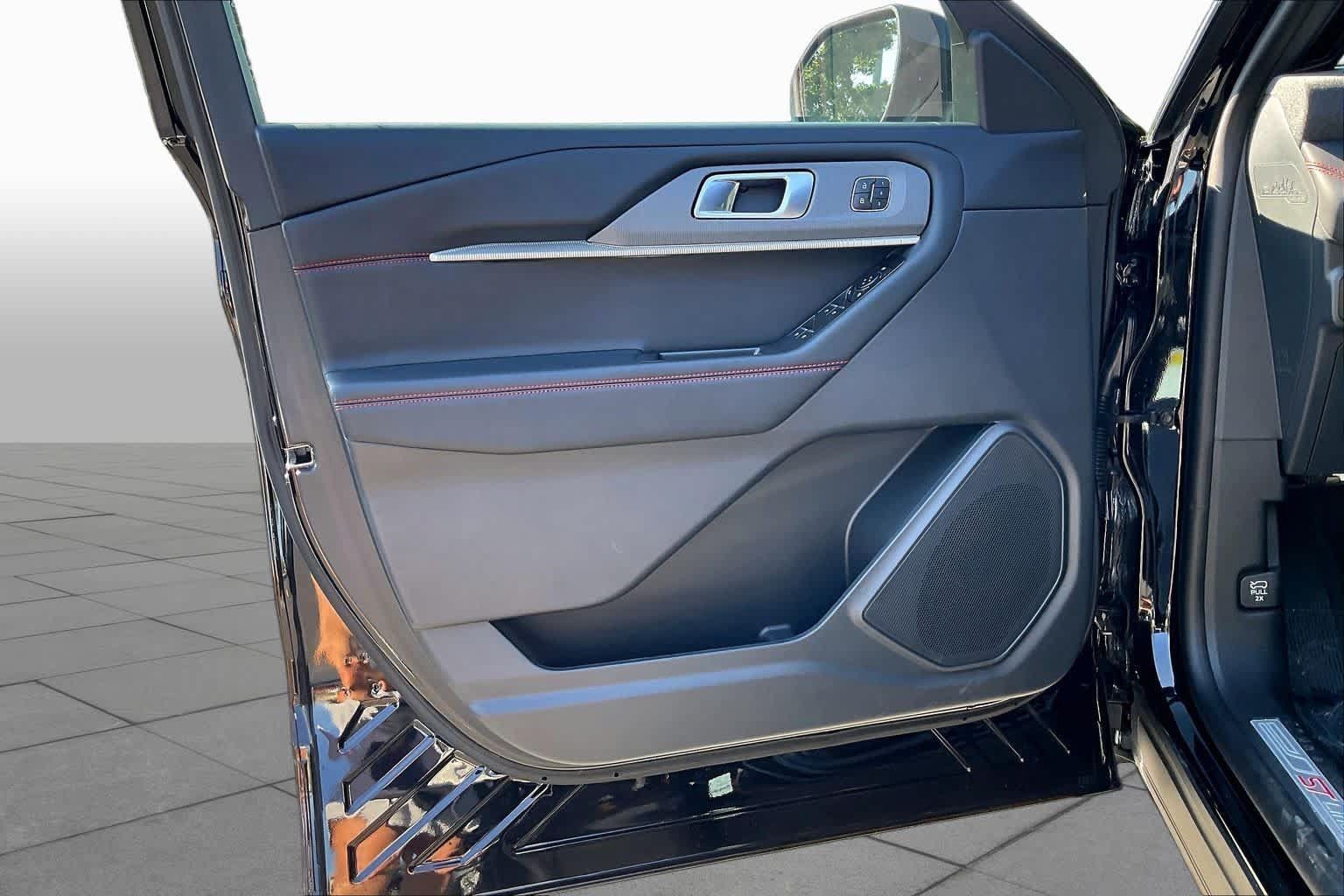 Used 2026 Ford Explorer ST-Line w/ ST-Line Street Pack RWD image 22