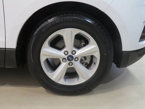 Used 2019 Ford Edge SE image 12