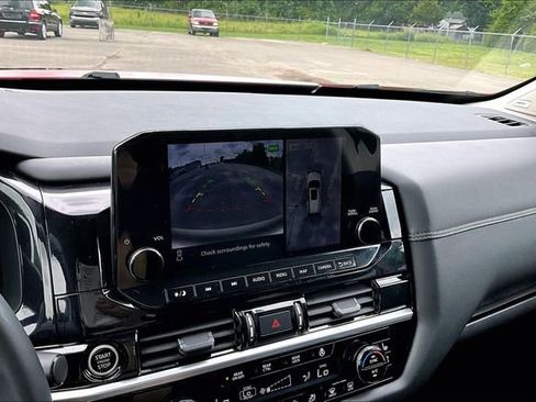 Used 2023 Nissan Pathfinder Platinum FWD image 14