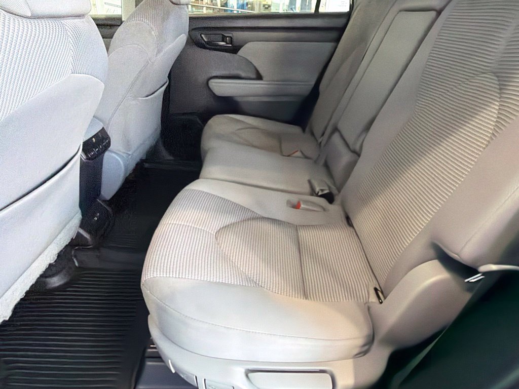 Used 2023 Toyota Highlander L FWD image 33