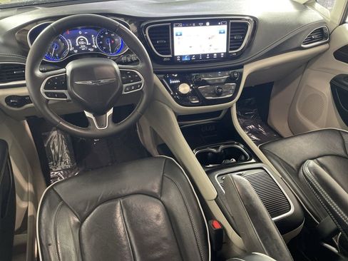 Used 2023 Chrysler Pacifica Limited image 21