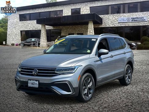Used 2022 Volkswagen Tiguan SE w/ Panoramic Sunroof Package AWD/4WD image 2