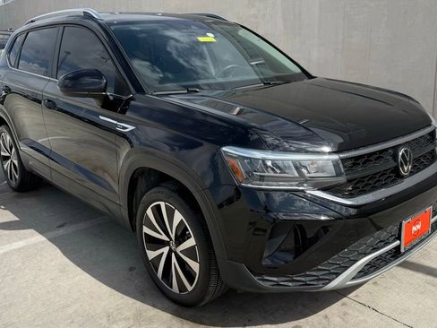 Used 2024 Volkswagen Taos SE FWD image 2