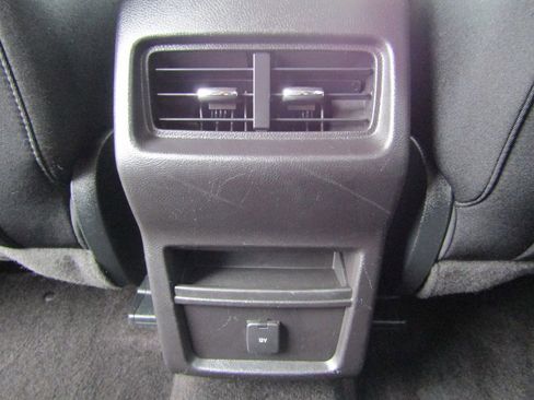 Used 2018 Ford Edge SE image 31