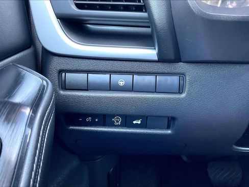 Used 2025 Nissan Rogue SV FWD image 31