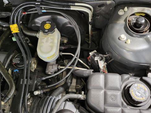 Used 2004 Cadillac Seville SLS w/ Preferred Equipment Group FWD image 12