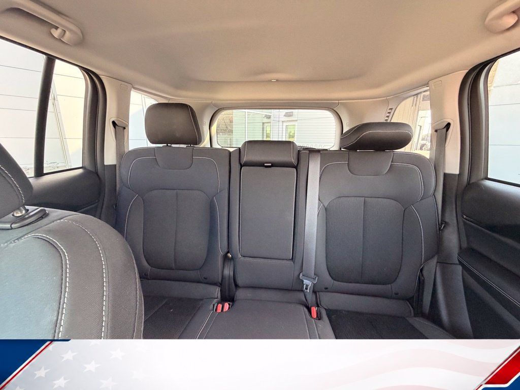 Used 2023 Jeep Grand Cherokee Laredo AWD/4WD image 16