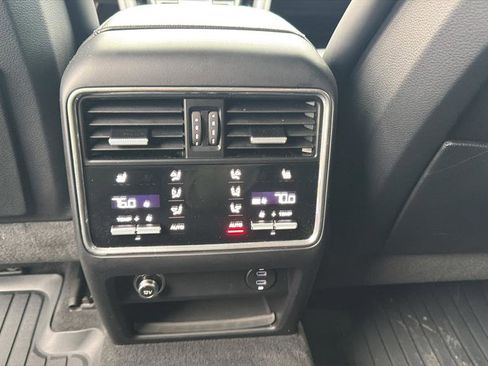 Used 2023 Porsche Cayenne Platinum Edition image 18
