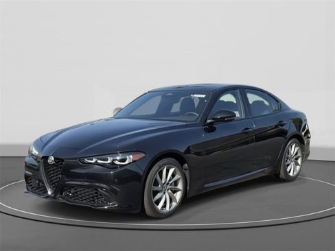 New 2025 Alfa Romeo Giulia Base image 3