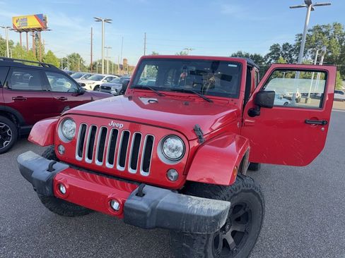 Used 2017 Jeep Wrangler Unlimited Sahara w/ Connectivity Group AWD/4WD image 4
