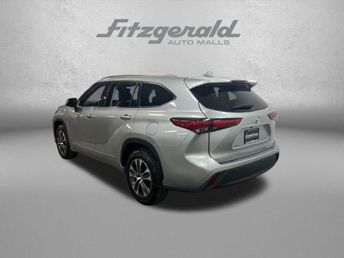 Used 2020 Toyota Highlander XLE FWD image 3