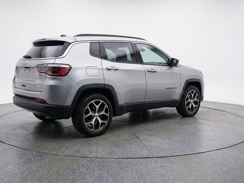 Used 2025 Jeep Compass Limited image 9
