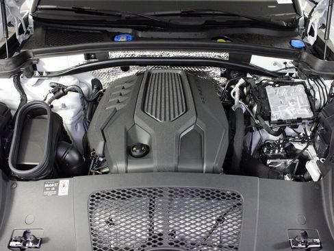 Certified 2025 Porsche Macan image 41