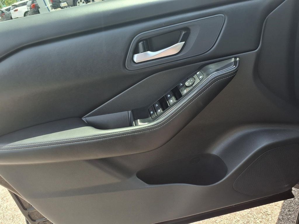 Used 2026 Nissan Rogue SV FWD image 16