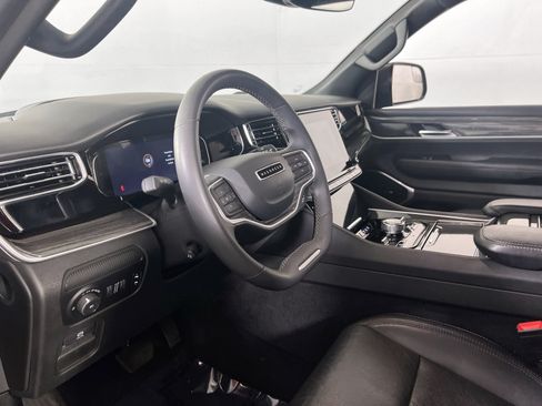 Used 2022 Jeep Wagoneer Series III w/ Flexible Seating Group AWD/4WD image 9